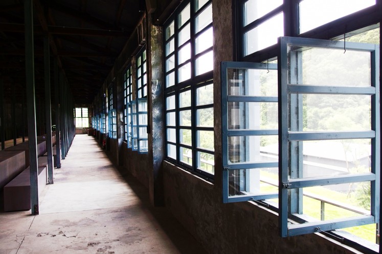 The old days and ways still linger in this high-ceilinged old tea factory with its wooden trusses, its neat rows of grey-blue window frames, and a concrete floor smooth and shiny from the millions of footsteps that have crossed it. The stone walls and wood beams, grown mottled over their lifetime, are all original without any modifications made. 