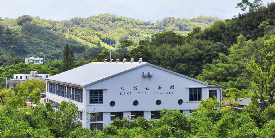 一杯茶水清香淡雅 ，一席茶道陶冶心靈，以光陰佐茶，以書香為伴，<br>一身書卷茶氣衫漫其間，將天光雲影浸在茶裡，將四季幻化融入碗裡，<br>一盞茶的平靜從容，是況味人生的極致。。。